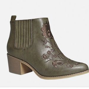 Avenue 10W Embroidered Cowboy Booties
